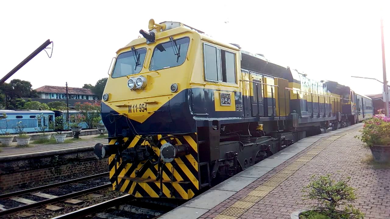 Sri Lanka Railway M11 954 Fort Polgahawela Train Maradana Railway
