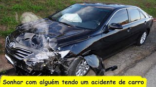 Sonhar com alguém tendo um acidente de carro denota sua disposição e vontade de trabalhar duro