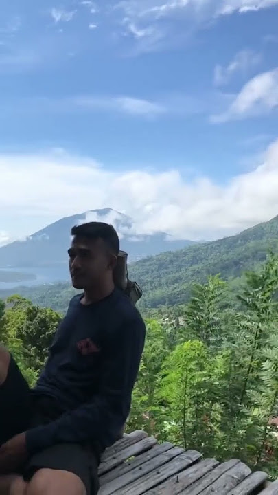Duduk santai sambil nikmati pemandangan