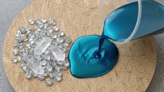 Transforme um suporte da Dollar Tree em uma mesa de centro de cristal luxuosa! 🤯