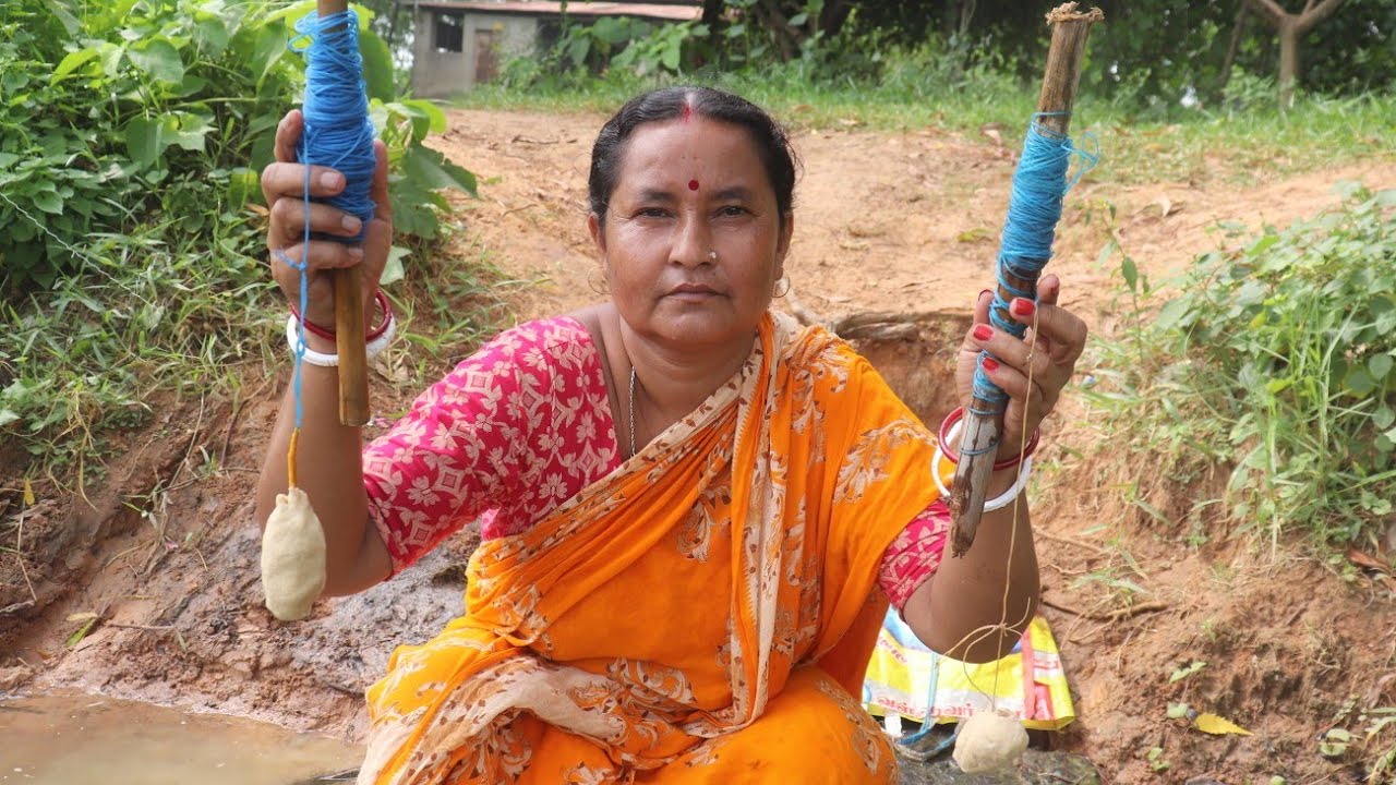 Fishing video || Beautiful lady fishing by hook in village pond || Village fishing hook 🎣