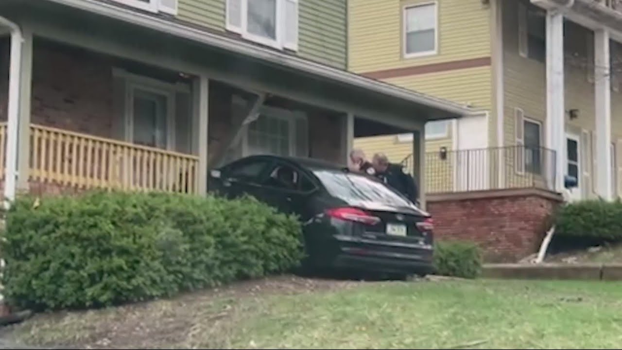 Car crashes into house after police pursuit in Des Moines - YouTube