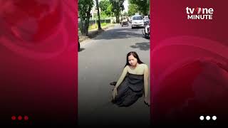 Diduga Mengalami Gangguan Jiwa, Wanita Ini Salat di Tengah Jalan | tvOne Minute
