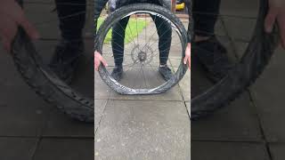 Removing a tyre without tyre levers