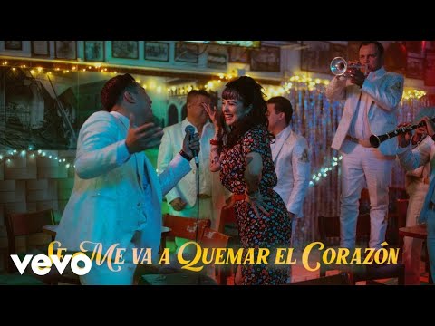 Mon Laferte, La Arrolladora Banda El Limn De Ren Camacho - Se Me Va A Quemar El Corazn