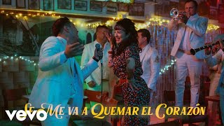 Смотреть клип Mon Laferte, La Arrolladora Banda El Limón De René Camacho - Se Me Va A Quemar El Corazón.