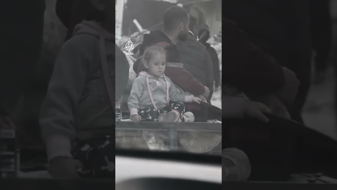 غزة.. نظرات شاردة لطفلة خلال نزوحها مع عائلتها