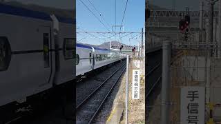 JR東日本本社駅新宿駅を出発し、南小谷駅を目指して、大月駅を通り過ぎていく中央本線特急あずさ号