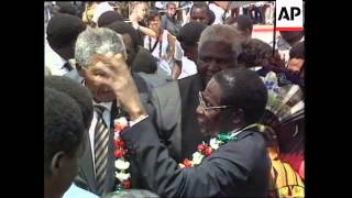 Mugabe Welcomes Mandela To Zimbabwe