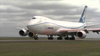 Boeing 7478 makes a big splash