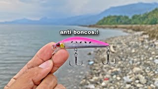 Mancing Casting Pinggiran pakai Umpan Anti Boncos Minnow Replika 8 Gram | Auto strike Ikan Enak