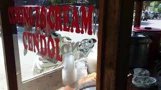 MANTAP !!!!!! SEGER BENER !!!!!! Siang-Siang Makan Ice Cream Cingcau Cendol Taman PKK Sumber Cirebon