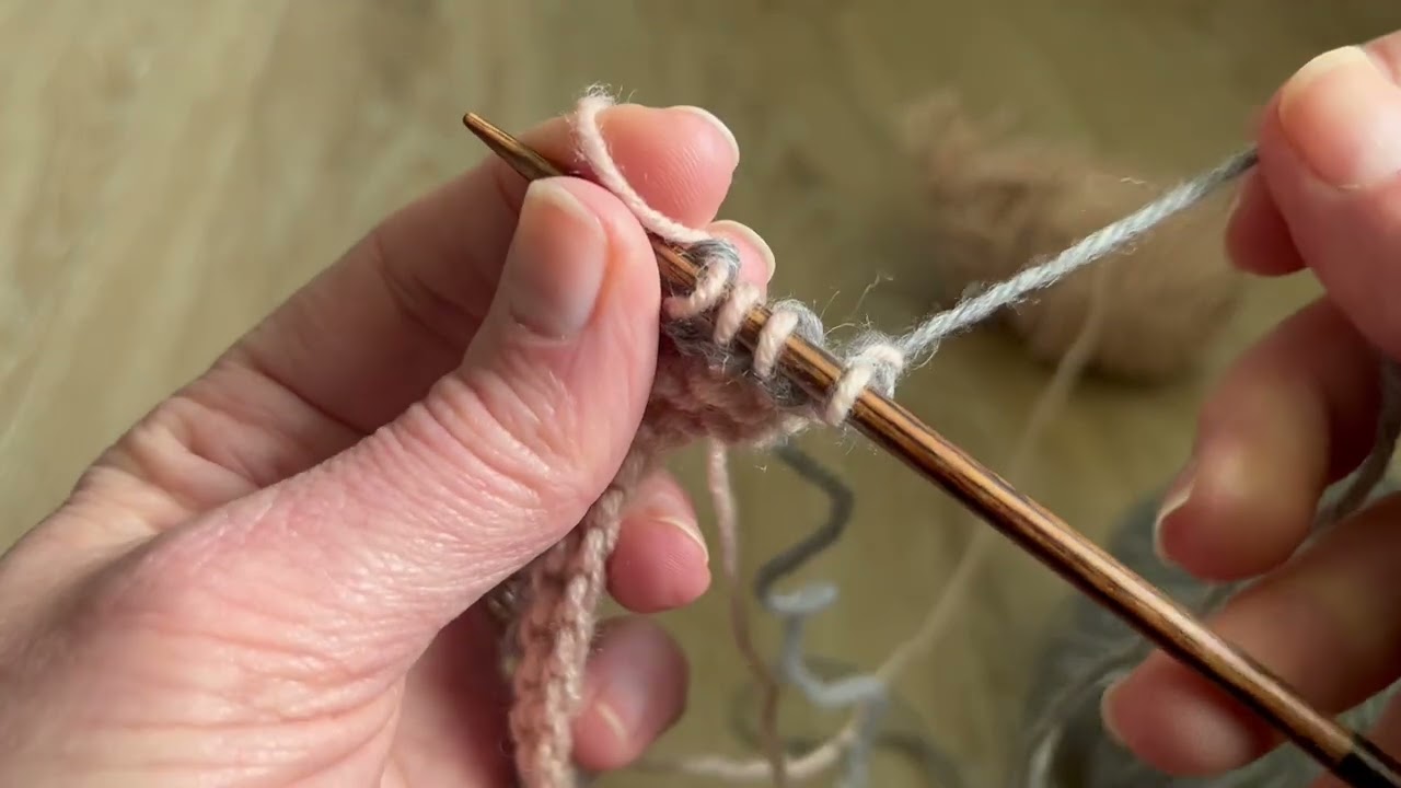 TUTORIAL - Carrying Non-working Yarn along the Fabric