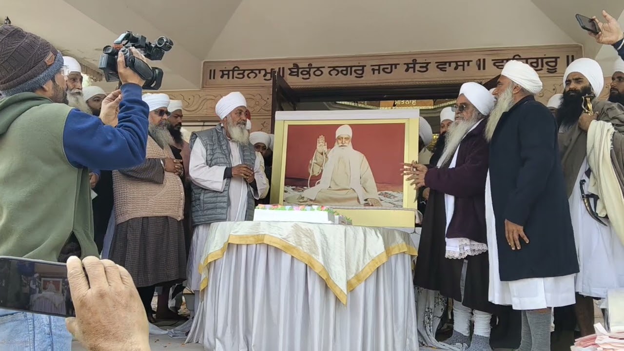 Baba Mihan Singh ji de janamdin te  cake cutting at gurudwara Nanaksar Delhi 🙏