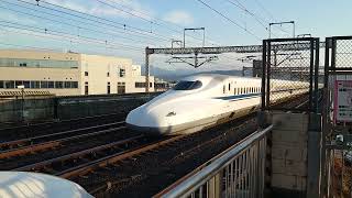 小田原駅に停車中の東海道新幹線N700系 J4編成(N700S)と通過するN700系 F23編成(N700A)