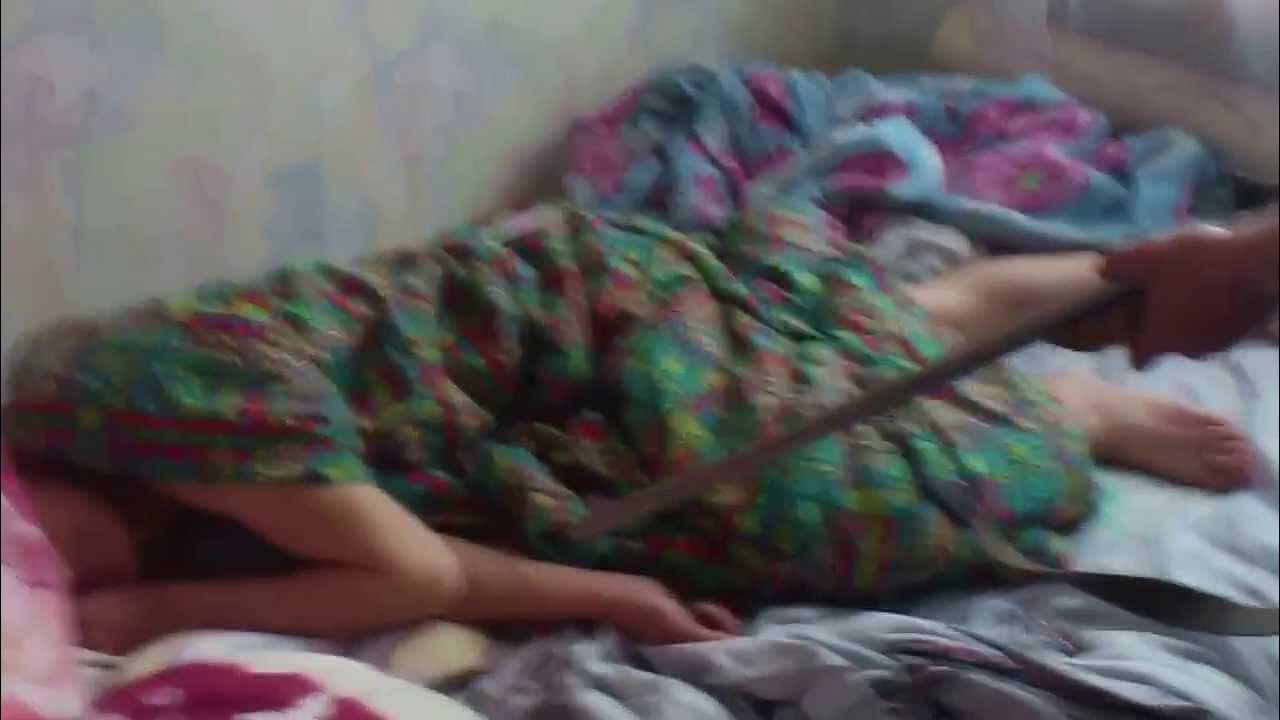 Видео пьяной спящей матери. Yzbeki cpyat.