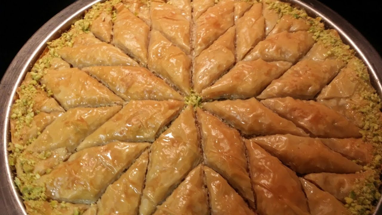 بقلاوه مثلثات بالجوز والفستق الحلبي الرائعه بطريقه مبسطه مطبخ شاي مهيل الشيف ام محمد