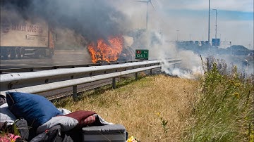 Autobrand op A1 slaat over naar berm, tijdens blussen stopt ook een vrachtwagen met oververhitte rem