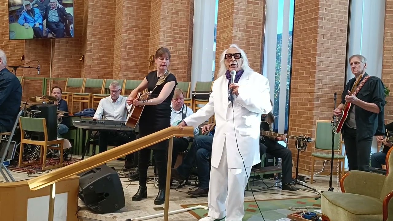 Målle Lindberg sjunger Bortom gyllne sol på sin 95-årsfest