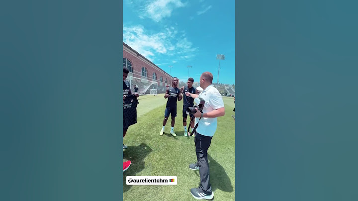 Aurelien Tchouameni offrant son maillot du Real Madrid à Francis Ngannou
