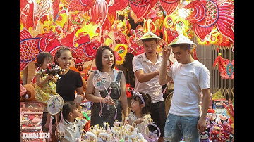 Phố Hàng Mã rực rỡ sắc màu trước thềm Tết Trung thu