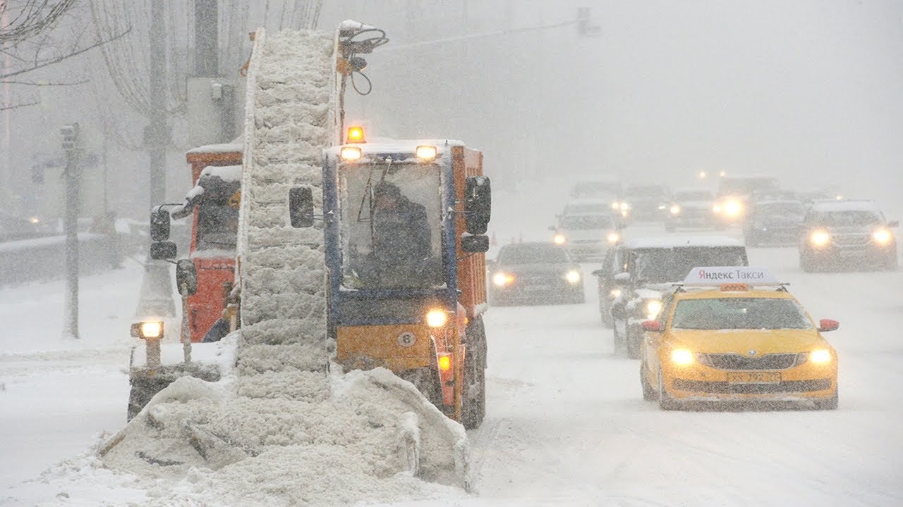 Terrível tempestade de neve atinge São Petersburgo, Rússia