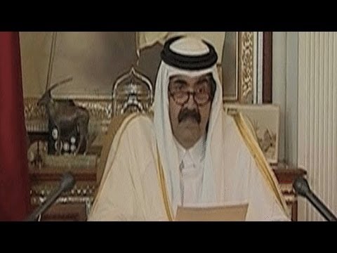 أمير قطر يسلم السلطة إلى ابنه ولي العهد تميم بن حمد