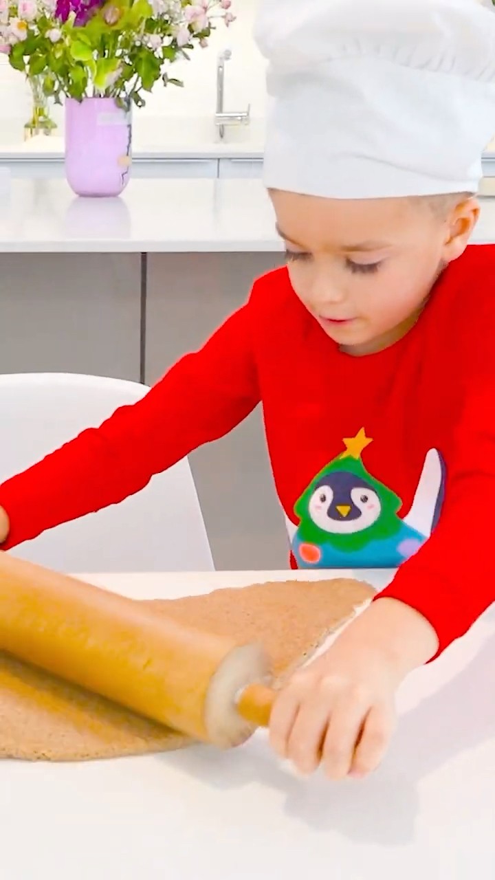 Vlad and Niki bake Christmas cookies
