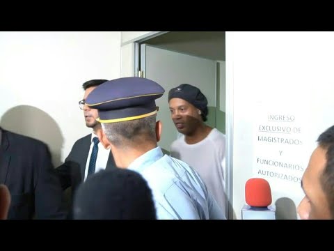 Ronaldinho fue detenido en Paraguay junto con su hermano Roberto | AFP