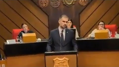 Napeta sednica u Novom Sadu. Opozicija rastura gradonačelnika koji silom brani vlast