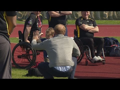 Harry teaches a child to box as he meets Invictus Games hopefuls