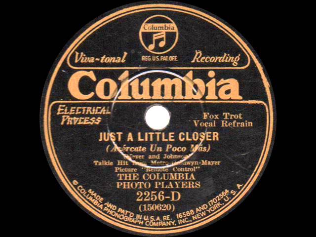 在 YouTube 上观看 The Columbia Photo Players - Just a Little Closer - 1930