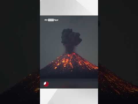 حتى ارتفاع 3 كلم بركان أناك كراكاتوا الإندونيسي يستمر بنفث الرماد شاهد سكاي