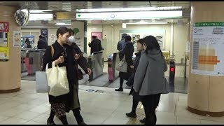 都営地下鉄三田線の大手町駅の改札口の風景