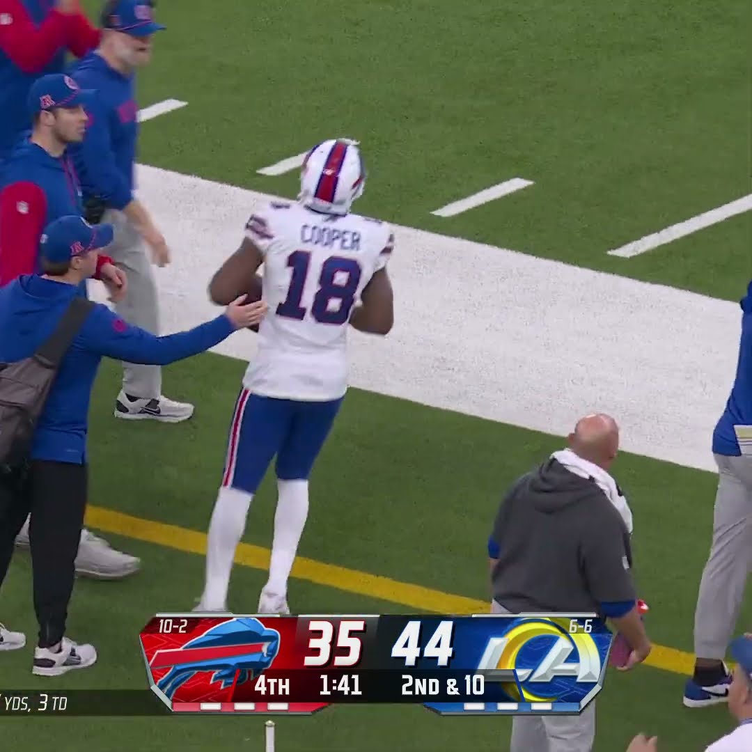 Amari Cooper catches for a 25-yard Gain vs. Los Angeles Rams