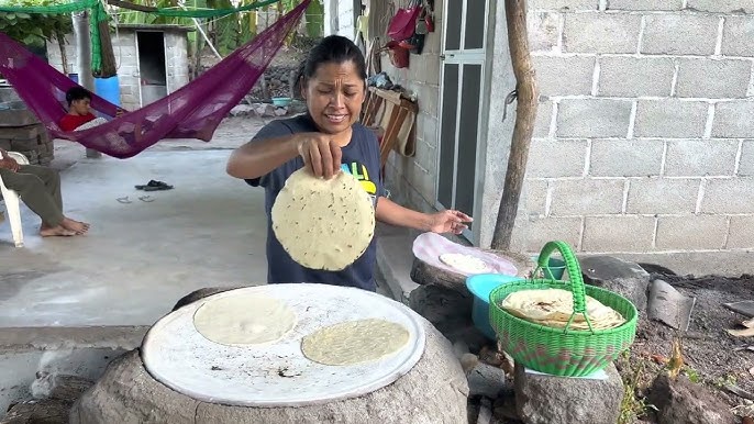 Así se preparan las tortillas de maíz en comal de barro con leña