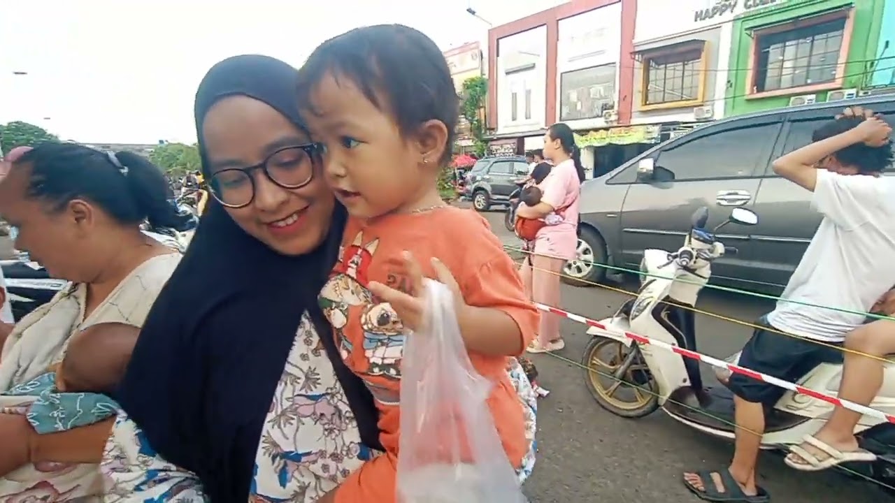 BELI EMPEK EMPEK !! SUASANA NGABUBURIT DI DEPAN HALTE PURI BETA 2