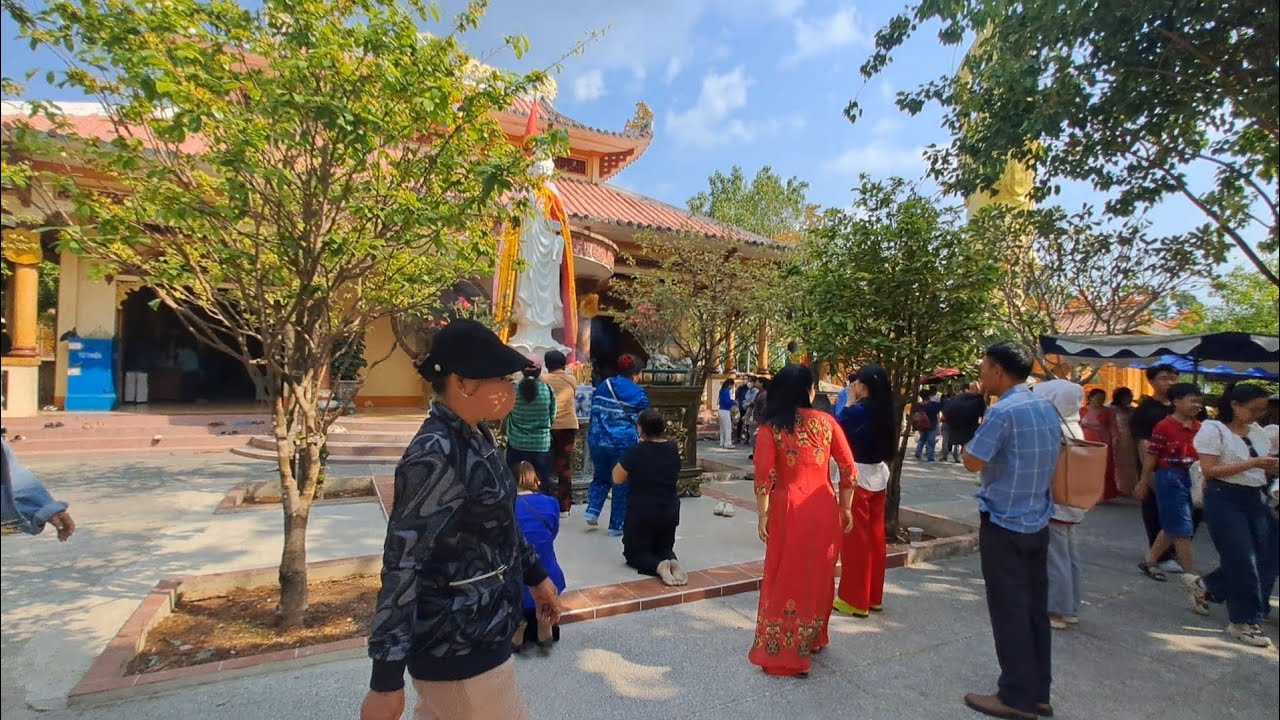 Khung cảnh chùa Trung núi Bà Đen rất đẹp