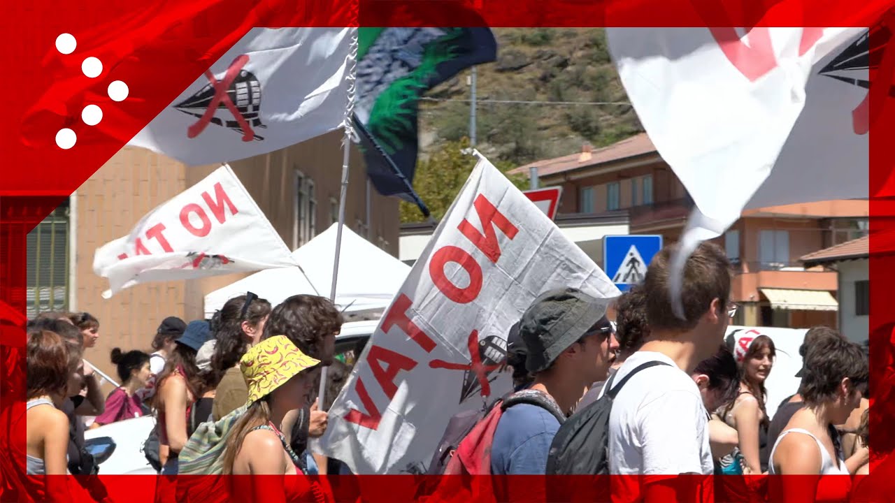 No Tav, manifestanti in corteo a piedi da Venaus alla stazione dei treni di Susa