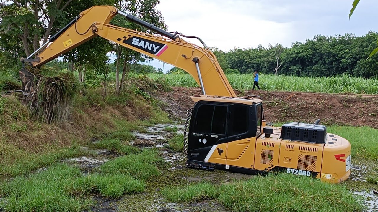 ไม่ท้าทายไม่ใช่ฟ้าบันดาล SANYsy200c ลุยโหด!! รื้อสระเก่าน้ำปลิ่มท่วมตัว