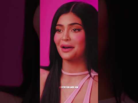 Video: Sola Kysset! Kylie Jenner, Julia Savicheva Og Andre Stjerner Som Ikke Er Sjenerte For Fregner