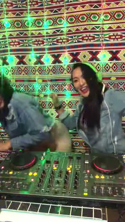 South African Female Twin DJs Breaking it down During a set!!