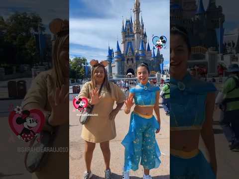 Sarah de Araújo e a mamãe dançando Roleta Vira e Volta em frente ao castelo da Disney