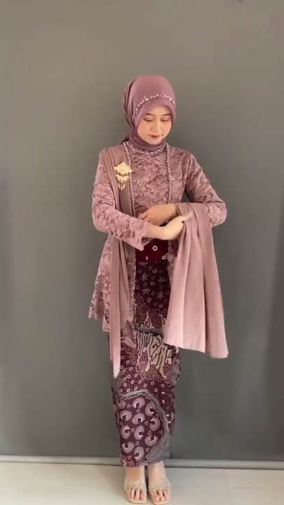Kondangan outfit: Rok batik Tulung Agung dengan kebaya brokat dusty pink