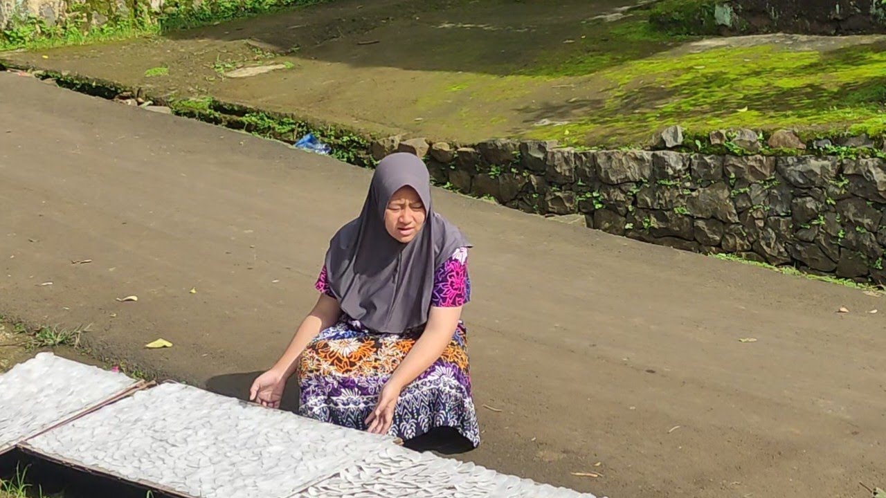 This is what you are looking for, making delicious Indonesian tapioca crackers