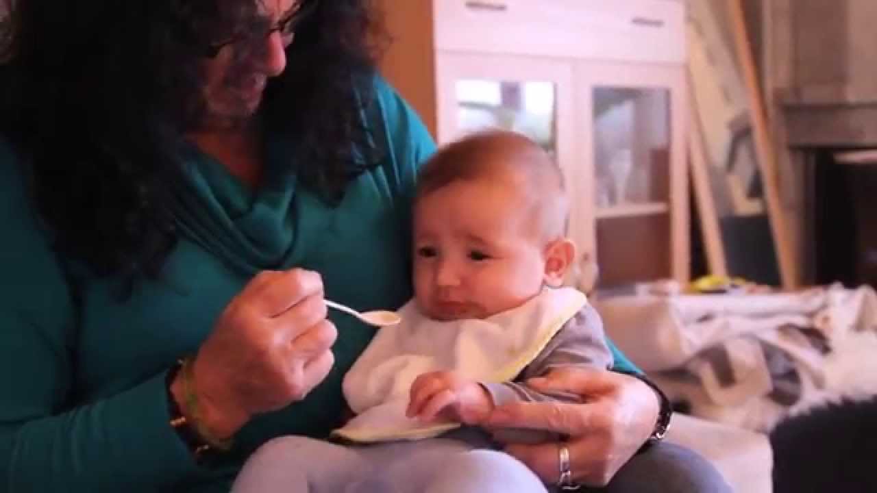 Baby isst Brei YouTube