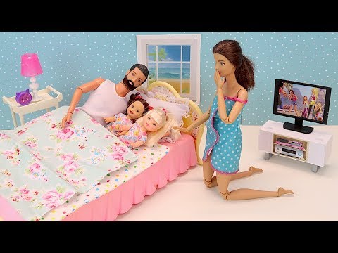 Ночной Сюрприз. Кто НАДУЛ в Кровать Родителей? Мультик с Куклами Мама #Барби Игрушки Для детей