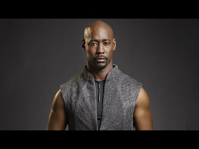 Amenadiel gives life to Malcolm - S1 E7 class=