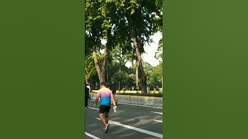 Bule jogging Di CFD Sudirman Jakarta