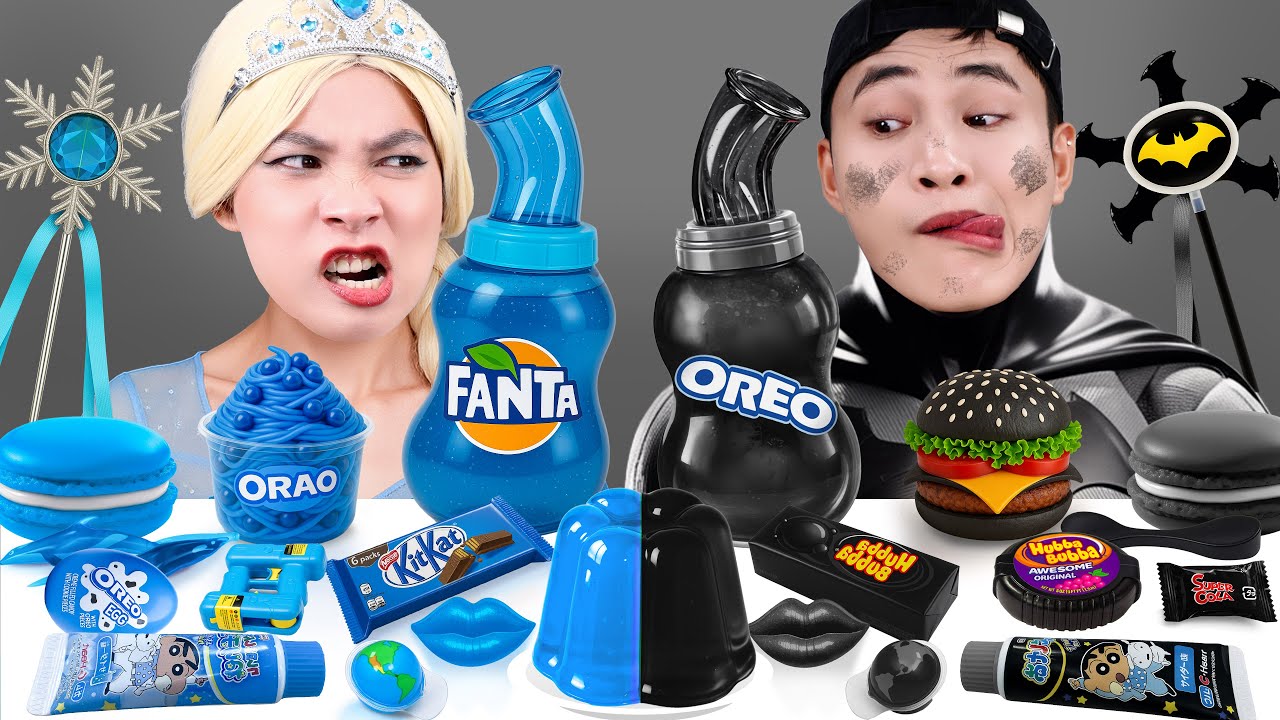 ASMR MUKBANG 파란색 음식 Vs 검은색 음식 챌린지 | ASMR 먹방 엘사 공주 겨울왕국 Vs 배트맨과 함께